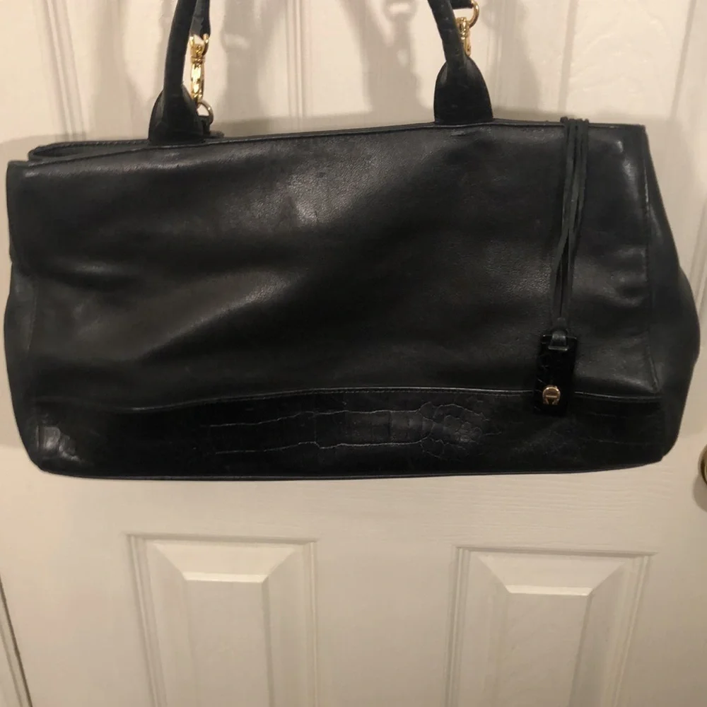 ETIENNE AIGNER VINTAGE BLACK LEATHER CROSSBODY 15" X 7" X 2 1/2" PREWORN - Picture 3 of 16
